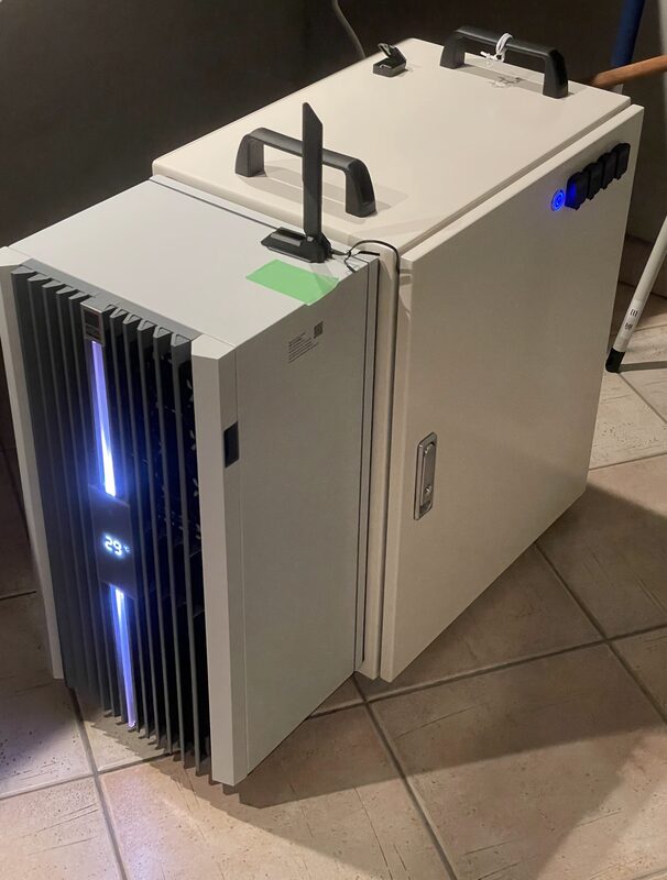 盤クーラー（インバータークーラー）を搭載した密閉キャビネット